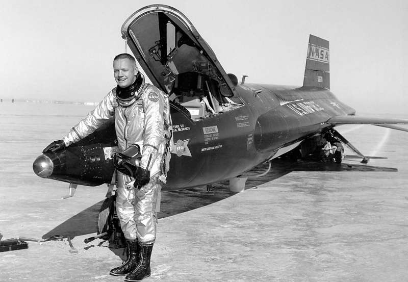 Esta imagen de archivo de la NASA de 1960 muestra al piloto Neil Armstrong junto a la nave X-15 después de un vuelo de investigación en el Dryden Flight Research Center en California. Foto: AFP/NASA