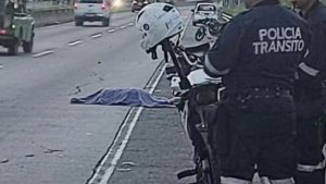 Motociclista atropelló a mujer y carro embistió a ambos, en Cuscatancingo