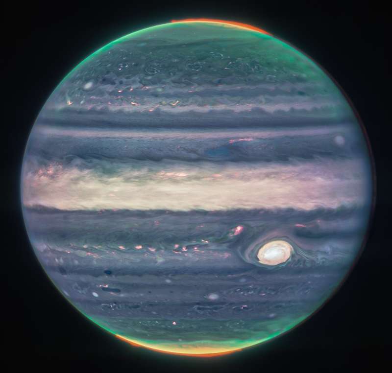 Imagen compuesta de Webb NIRCam de Júpiter a partir de tres filtros: F360M (rojo), F212N (amarillo-verde) y F150W2 (cian), y alineación debido a la rotación del planeta. Foto: NASA, ESA, CSA, Equipo ERS de Júpiter; procesamiento de imágenes por Judy Schmidt.