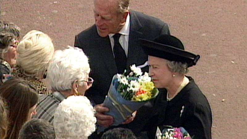 Reina Isabel II y Felipe de Edimburgo reciben condolencias de las personas aglomeradas frente al palacio de  Buckingham, el 5 de septiembre de 1997. Foto: Archivo/AFP