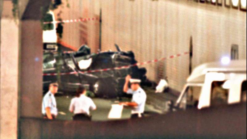 Los restos del coche en el que viajaba la princesa Diana en un túnel de París el 31 de agosto de 1997. Diana resultó gravemente herida y su compañero Dodi Al Fayed murió instantáneamente. Foto: JACK GUEZ / AFP