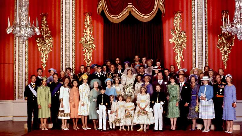 Foto familiar del día de la boda de Carlos y Diana, Foto fechada el 29 de julio de 1981 que muestra a las familias reales europeas que asistieron a la boda del príncipe Carlos y Lady Diana. Foto: Archivo/AFP