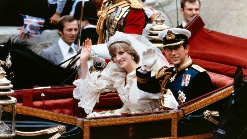 Diana y Carlos saludan a la multitud cuando llegan al Palacio de Buckingham el 29 de julio de 1981, después de su boda en la Catedral de San Pablo. Foto: POOL/AFP