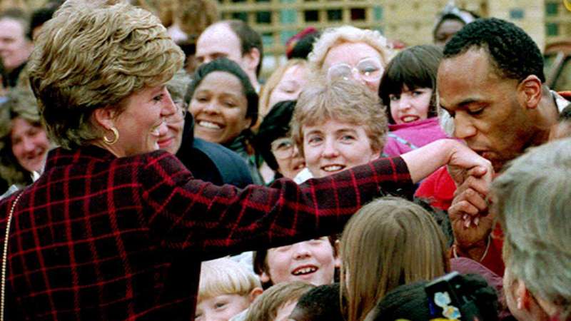 Diana se entregó a su pueblo. En esta foto de archivo tomada el 10 de marzo de 1993, recibe un beso en la mano del aprendiz de electricista Danny Walters, de 29 años, durante una caminata en Southwark, al sur de Londres. Foto: Archivo/AFP