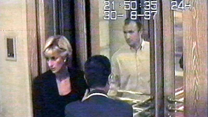 Una imagen tomada del video de seguridad del Hotel Ritz, publicado el 5 de septiembre por la familia al-Fayed, muestra a Diana, Princesa de Gales, llegando la noche del 30 de agosto. Foto: WTN / AFP