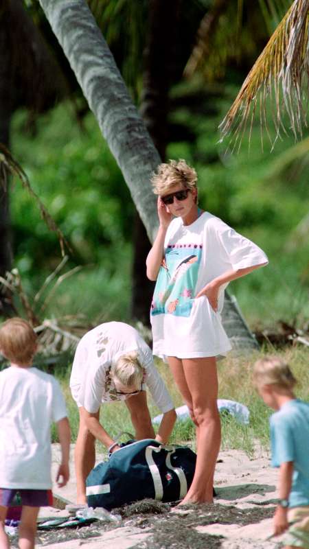 Diana se detiene por un momento en Banana Beach, el 4 de enero de 1993, durante una excursión de un día antes de volver a sus labores. Foto: Paul J. Richards / AFP