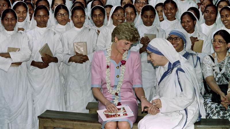 Diana habla con la hermana Lynne Frederick, segunda al mando de la congregación de las Hermanas de la Caridad de Madre Teresa de Calcuta, en visita realizada a India en febrero de 1992. Su vida sigue cautivando. Foto: RAVEENDRAN / AFP