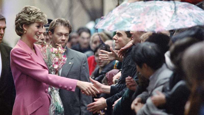 La entonces princesa de Gales saluda a la multitud en París, el 14 de noviembre de 1992. Foto: Vincent AMALVY / AFP