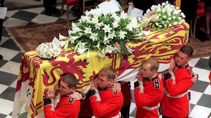 Féretro con los restos de Diana ingresa a la abadía donde se llevó a cabo la misa de cuerpo presente. Foto: Archivo/AFP