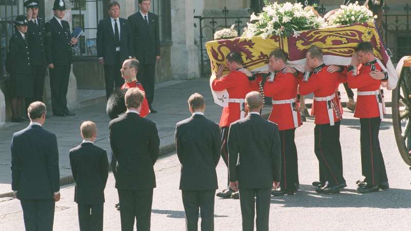 El ataúd con el cuerpo de la princesa Diana es llevado a la Abadía de Westminster, el 6 de septiembre en Londres. De pie de izquierda a derecha, el príncipe Carlos, el príncipe Harry, el conde Spencer (hermano de Diana), el príncipe William y Felipe de Edimburgo. Foto: Archivo/AFP
