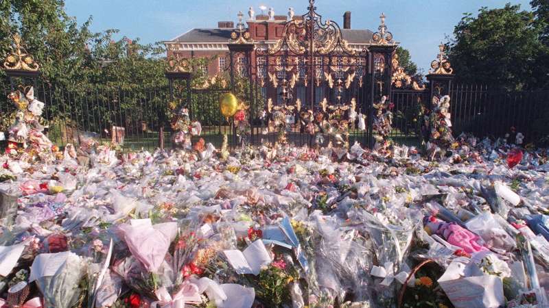 Decenas de cientos de flores acompañadas de mensajes de pésame se acumularon a la entrada de donde fue la residencia oficial de Diana, la primera semana de septiembre de 1997. Foto: MARTIN HAYHOW / AFP