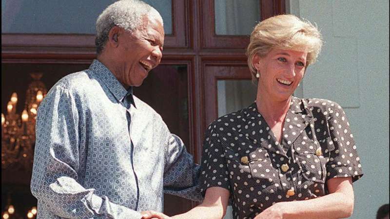 Diana junto a Nelson Mandela en marzo de 1997, año de su trágica muerte. Foto: Anna ZIEMINSKI / AFP