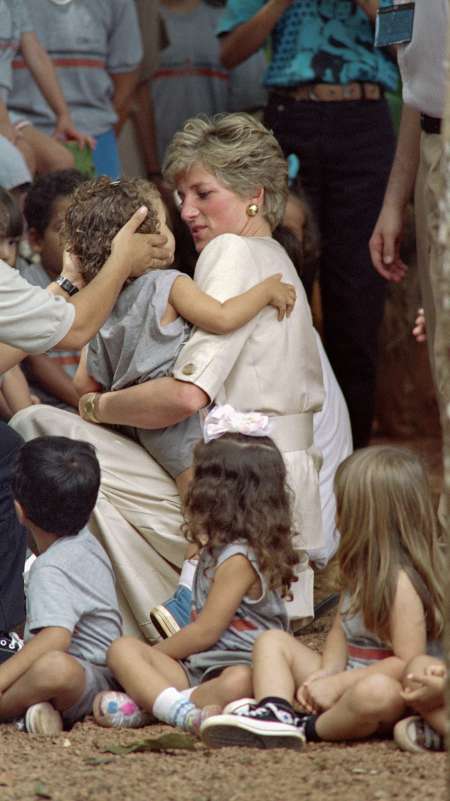 Diana no conquistó el corazón de Carlos, pero sí el de millones de personas alrededor del mundo. Acá con un grupo de niños en abril de 1991, en su visita a Brasil. Foto: Jose PAULO / AFP
