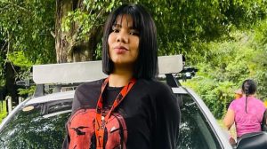 Abigaíl Mancía pide a su papá que le ayude a parquear su carro y él la socorre bajo la lluvia