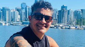 Billy Grimaldi canta