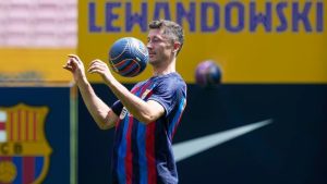 ¡ESTÁ LOCO! Artista dibuja en arena a Lewandowski con técnica especial