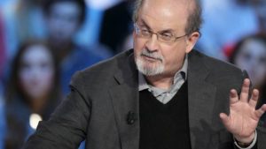 Las ventas de "Los versos satánicos" aumentan tras ataque a Salman Rushdie
