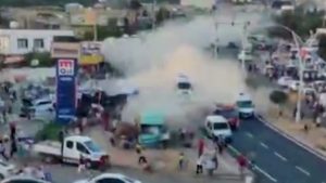 ¡Imágenes sensibles!. Un camión sin frenos embiste a una multitud y deja 19 muertos en Turquía