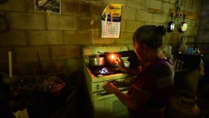 Familia vive sin agua ni electricidad tras huir por amenazas de pandilleros