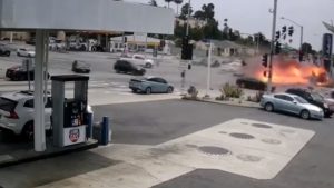 ¡Imágenes fuertes! Conductor a excesiva velocidad se pasa la luz roja y deja 6 muertos y 8 heridos en Los Ángeles