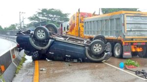 Una rastra y un pick up involucrados en accidente de tránsito en carretera al Puerto de La Libertad