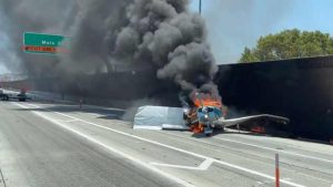 ¡De infarto! Momento en que avioneta se estrella en medio de autopista en California