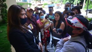 "Que no me entreguen muerto a mi hijo": Familiares exigen información sobre detenidos en régimen de excepción