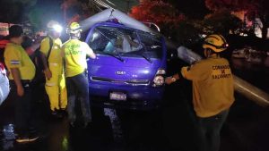 FOTOS: Postes y árboles caídos por lluvias en San Salvador