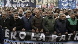 Sindicatos y movimientos sociales se manifiestan contra alza de precios en Argentina