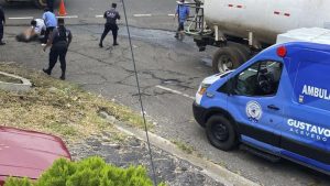 Motociclista falleció al sobrepasar por la derecha e impactar contra cisterna en Santa Ana