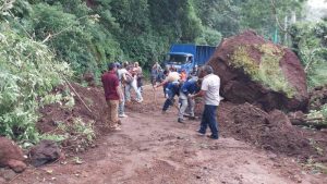 Caída de enorme piedra obstaculiza paso vehicular en carretera de Sonsonate a Santa Ana