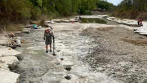 Descubren huellas de dinosaurio al fondo de un río seco en Texas
