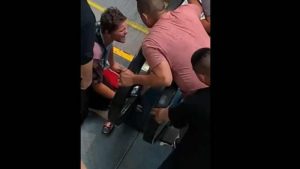 VIDEO: Angustiante momento en que adolescente queda atrapada en gradas eléctricas en California
