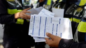 Gobierno quiere multar con $50 el bloqueo de calles por desfiles, autos con bazuca y estacionarse frente a cochera particular
