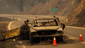 Encuentran dos personas calcinadas tras el mayor incendio del año en California