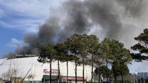 Colapsa centro comercial uruguayo tras voraz incendio