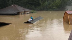 VIDEO. Adolescente subió al techo con su perro para salvarse de la inundación en Kentucky