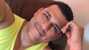 Federico Zeledón enternece al posar con un bebé en brazos