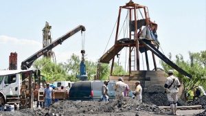 Mineros continúan atrapados en un derrumbe en México