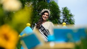 desfile del comercio paola alexandra reina fiestas patronales 2022