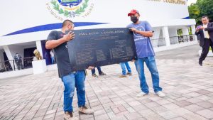 Presidente de Asamblea ordena quitar placas de diputados de años anteriores