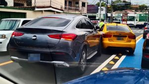 Choque de taxista con un Mercedes-Benz: así fue la divertida reacción de internautas