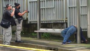FOTOS: "Se le explotó el hígado", hombre muere en parada de bus en San Antonio Abad