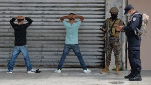 Un militar y un policía detienen y registran a dos menores de edad en el Centro Histórico de San Salvador el 28 de julio 2022 durante el régimen de excepción. Foto Jonatan Funes