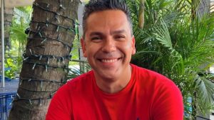 ¿Deja la televisión? Roberto Acosta sorprende con mensaje desde el aeropuerto