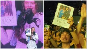 VIDEO: Fan hace su tesis sobre Rosalía y se la regala en un concierto