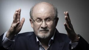 Escritor Salman Rushdie conectado a ventilador y podría perder un ojo tras ataque en Nueva York
