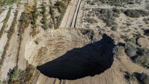 ¿Qué provocó el misterioso socavón de 32 metros que surgió en Chile?