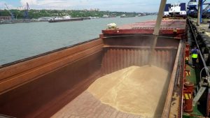 Zarpa de Ucrania el primer barco de la ONU con trigo para África
