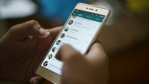 hatsapp-shutterstock-mano-telefono-celular.
